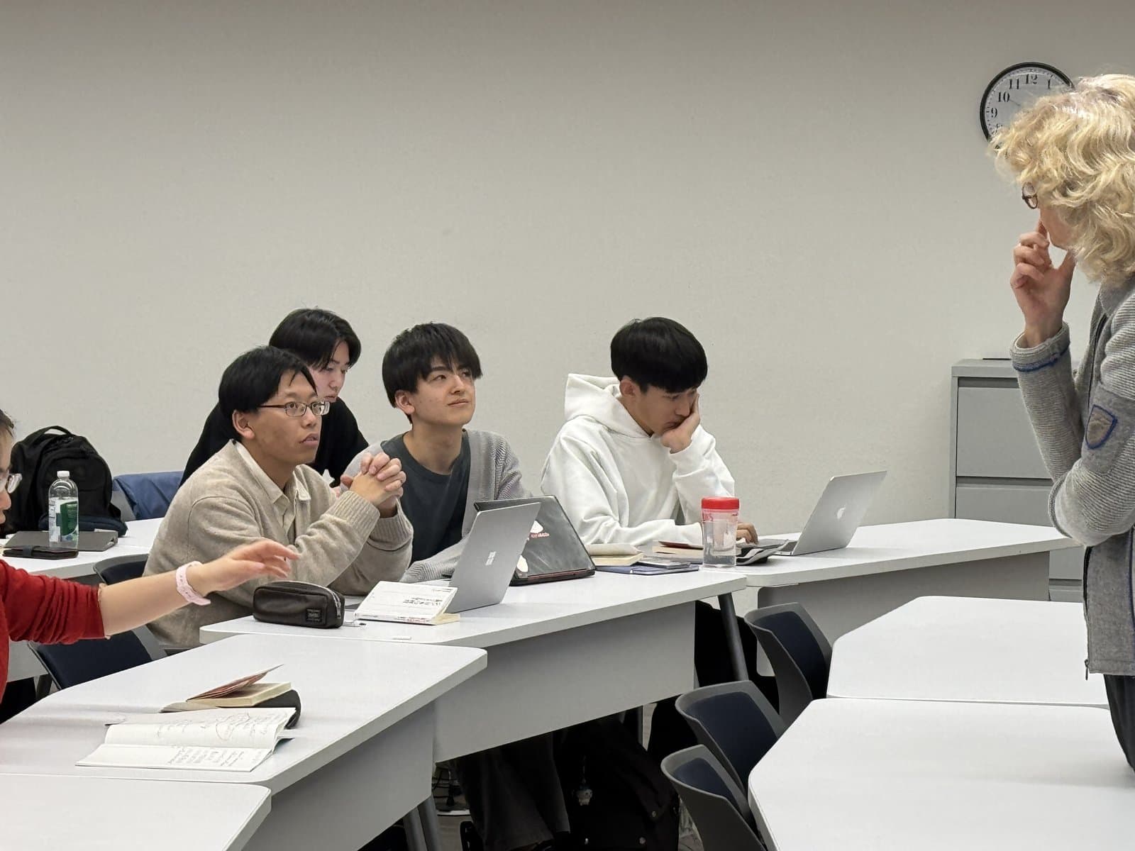 少人数セミナーで、講師のすぐそばに座って参加する学生たち