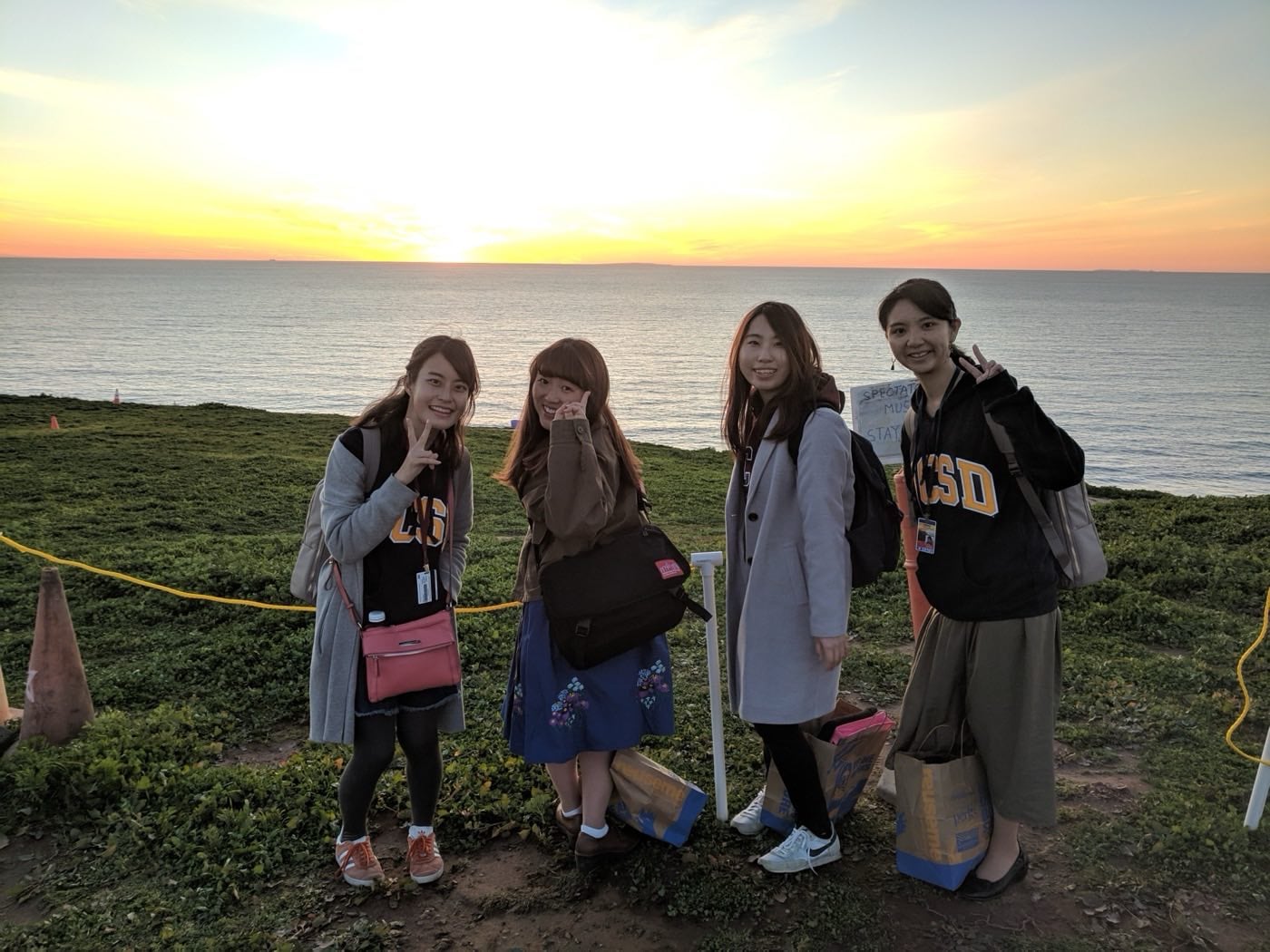 UCサンディエゴの海岸で夕日を背景に集合するFGL参加学生